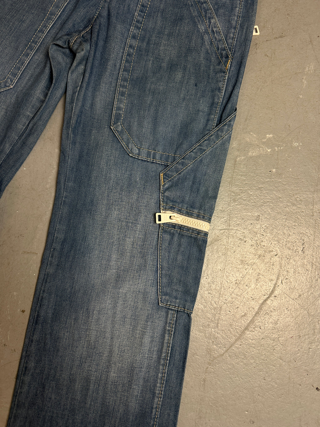 Detailbild von einer Vintage Miss Sixty White Zipper Denim von vorne