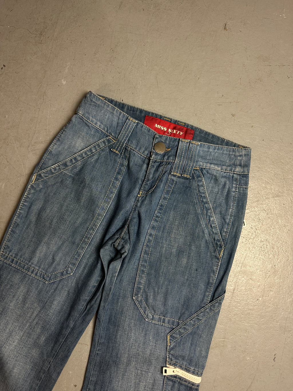 Detailbild von einer Vintage Miss Sixty White Zipper Denim von vorne 