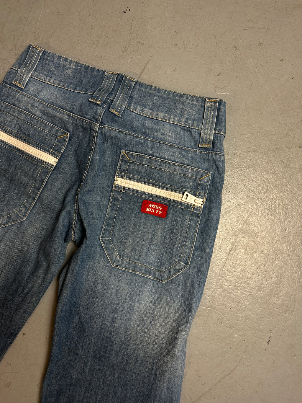 Detailbild von einer Vintage Miss Sixty White Zipper Denim von hinten