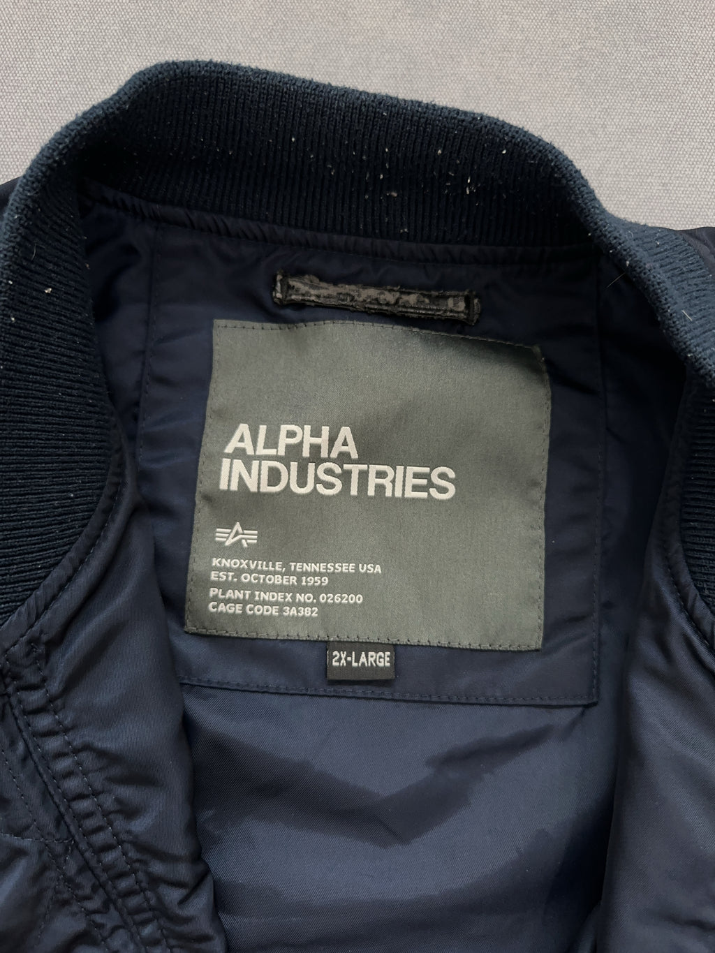 Vintage Alpha Industries Bomber Jacke für Herren. Y2K Second Hand 2000s Fashion