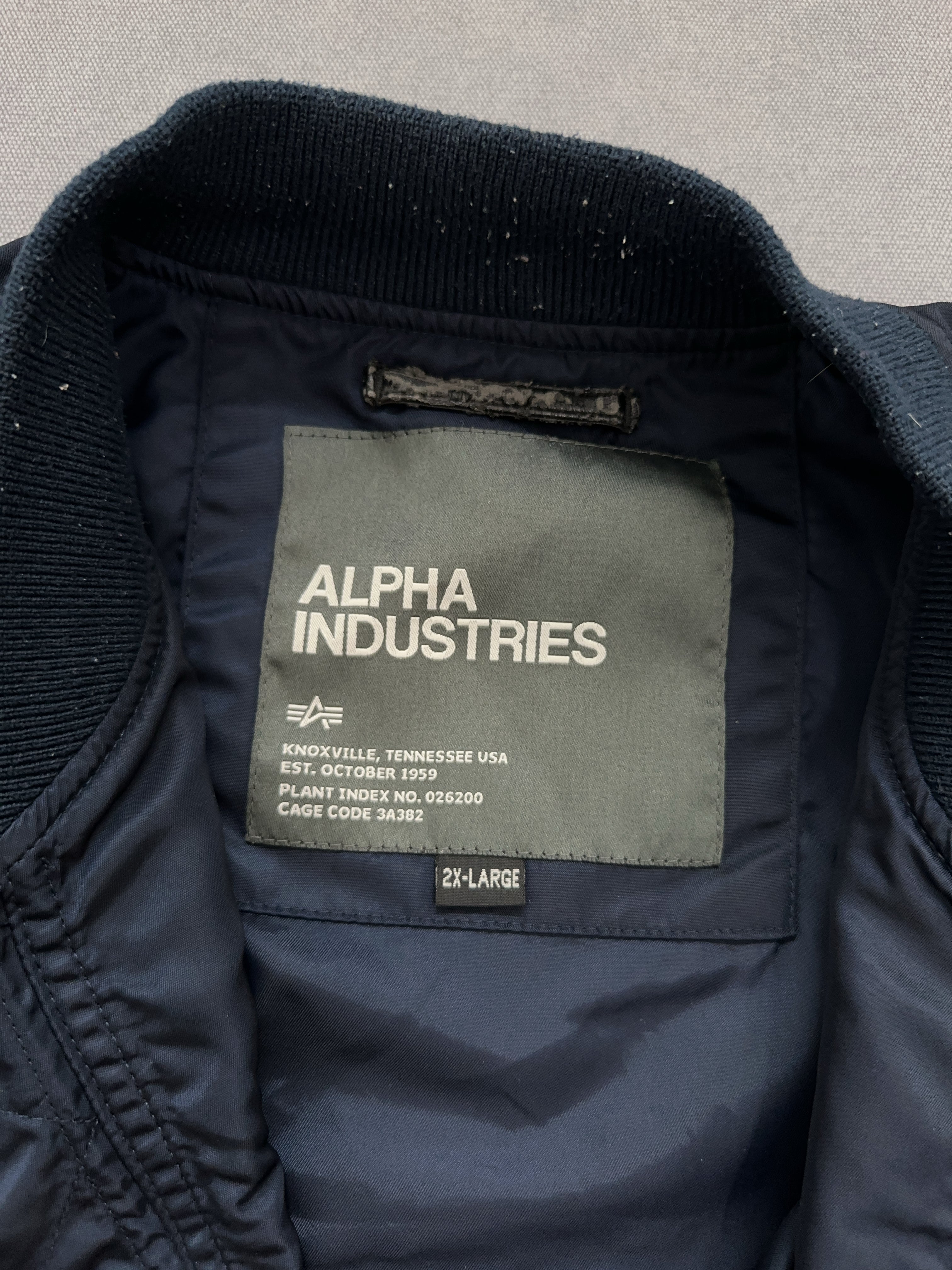 Vintage Alpha Industries Bomber Jacke für Herren. Y2K Second Hand 2000s Fashion