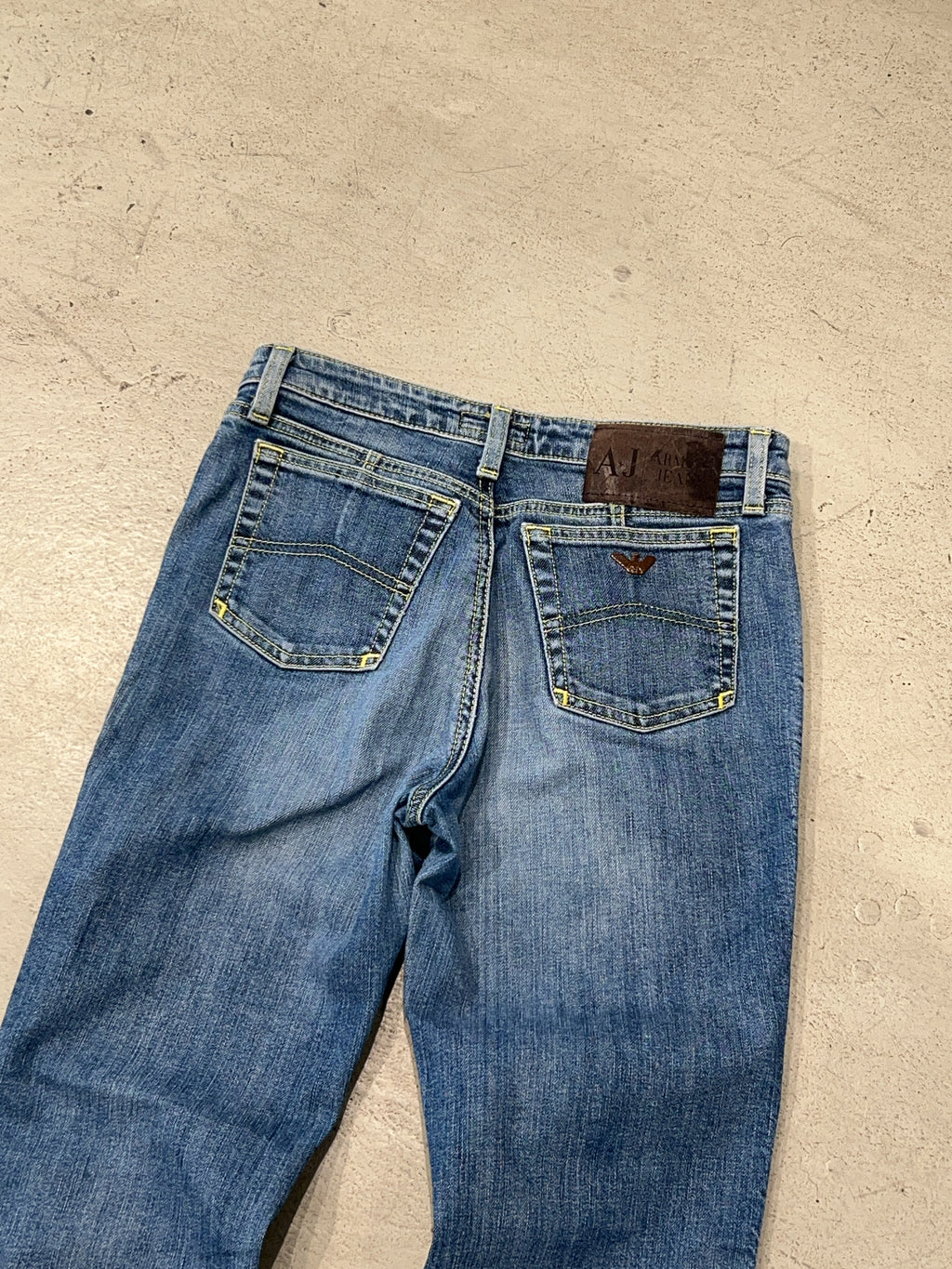 Vintage Armani Jeans Bootcut Jeans für Damen. Y2K Second Hand 2000s Fashion.