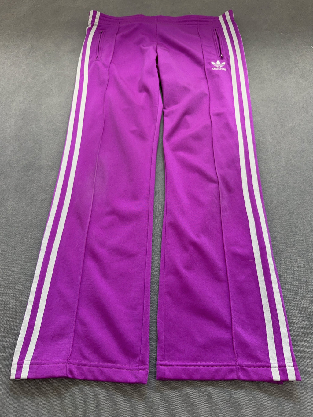 Vintage Adidas Trackpants für Damen. Y2K Second Hand 2000s Fashion 