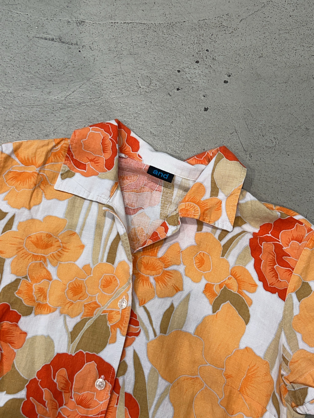 Vintage Flower Shirt für Damen. Y2K Second Hand 2000s Fashion.