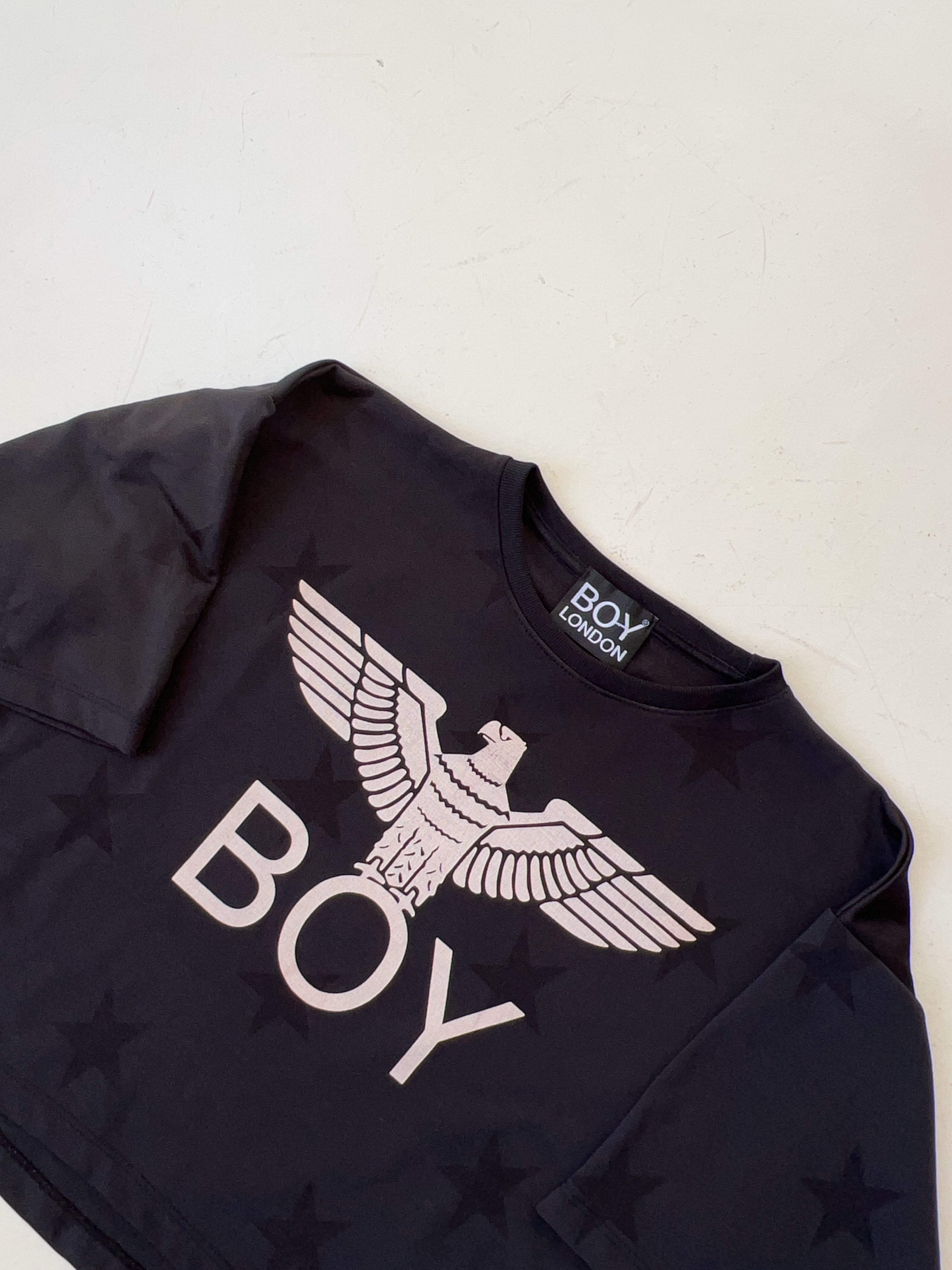 Vintage Boy London Cropped T-Shirt für Damen. Y2k Second Hand 2000s Fashion.