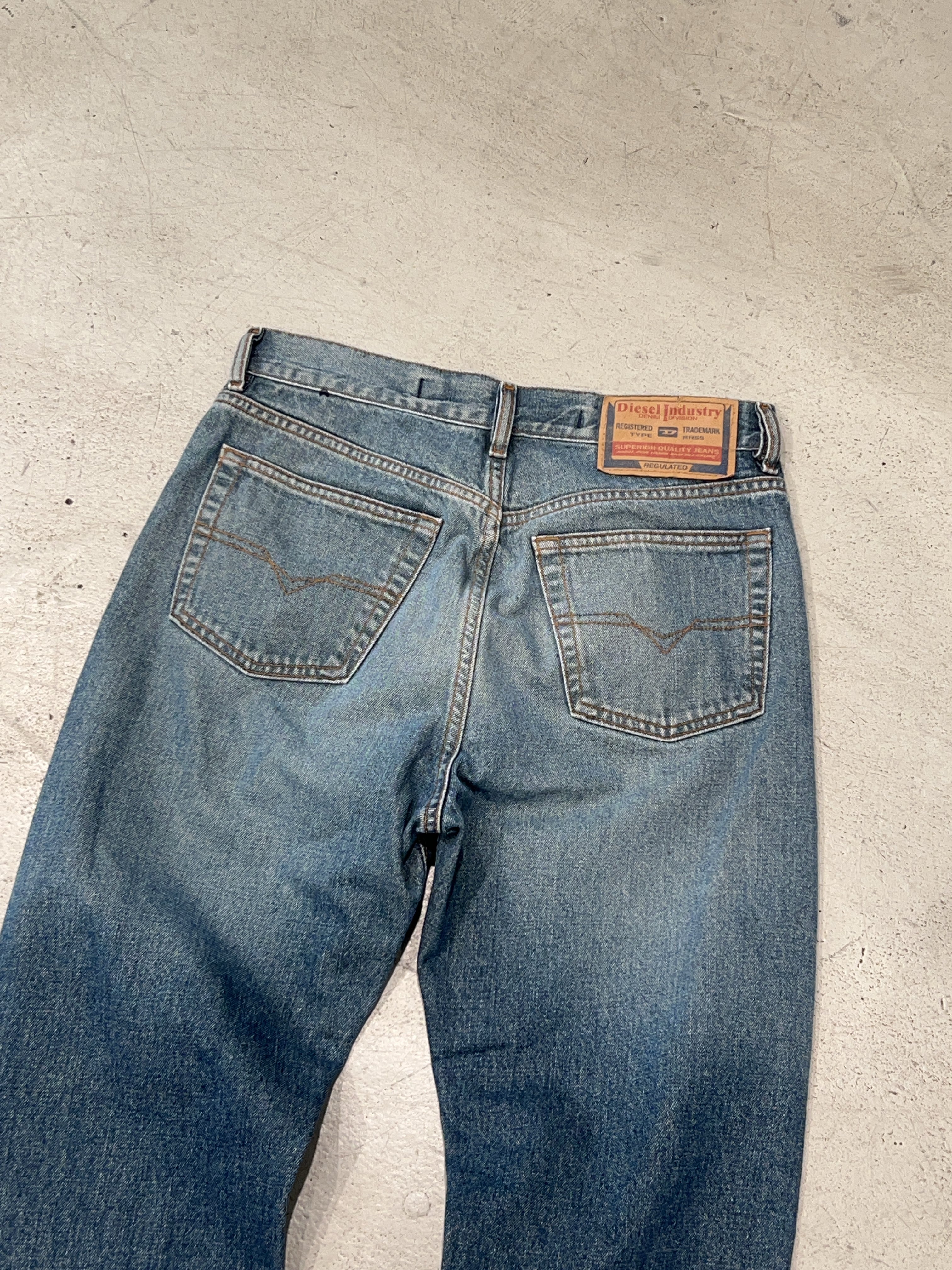 Vintage Diesel Straight Leg Jeans für Herren. Y2K Second Hand 2000s Fashion.