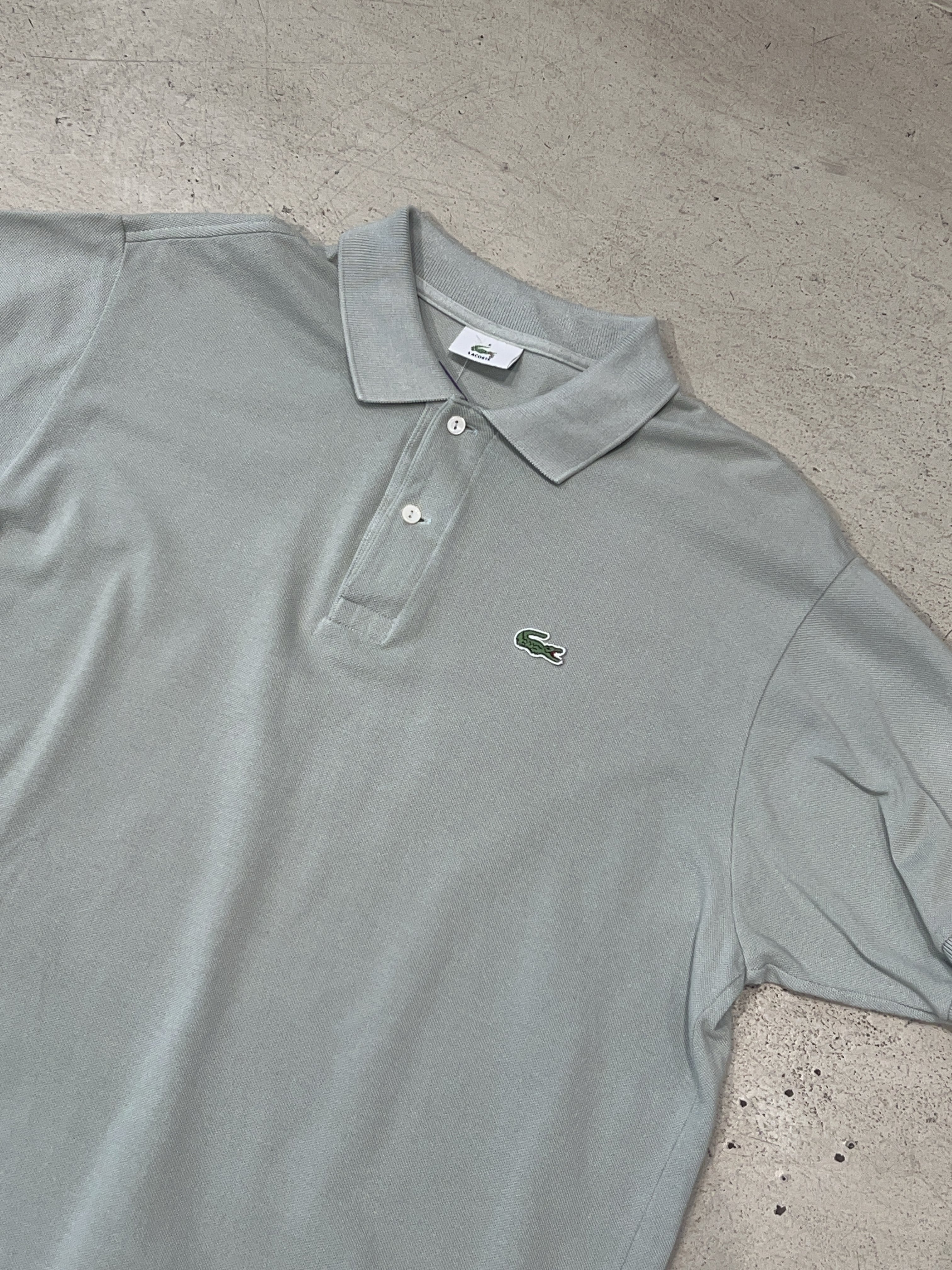 Vintage Lacoste Poloshirt für Herren. Y2K Second Hand 2000s Fashion.