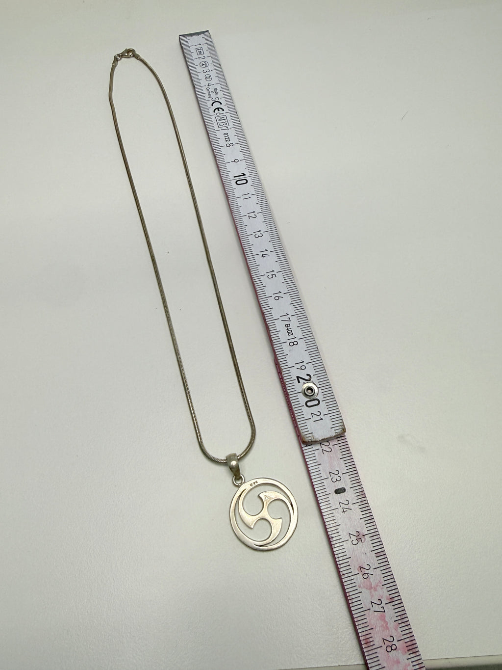 Vintage 925 Silber Triskele Anhänger mit Schlangenkette