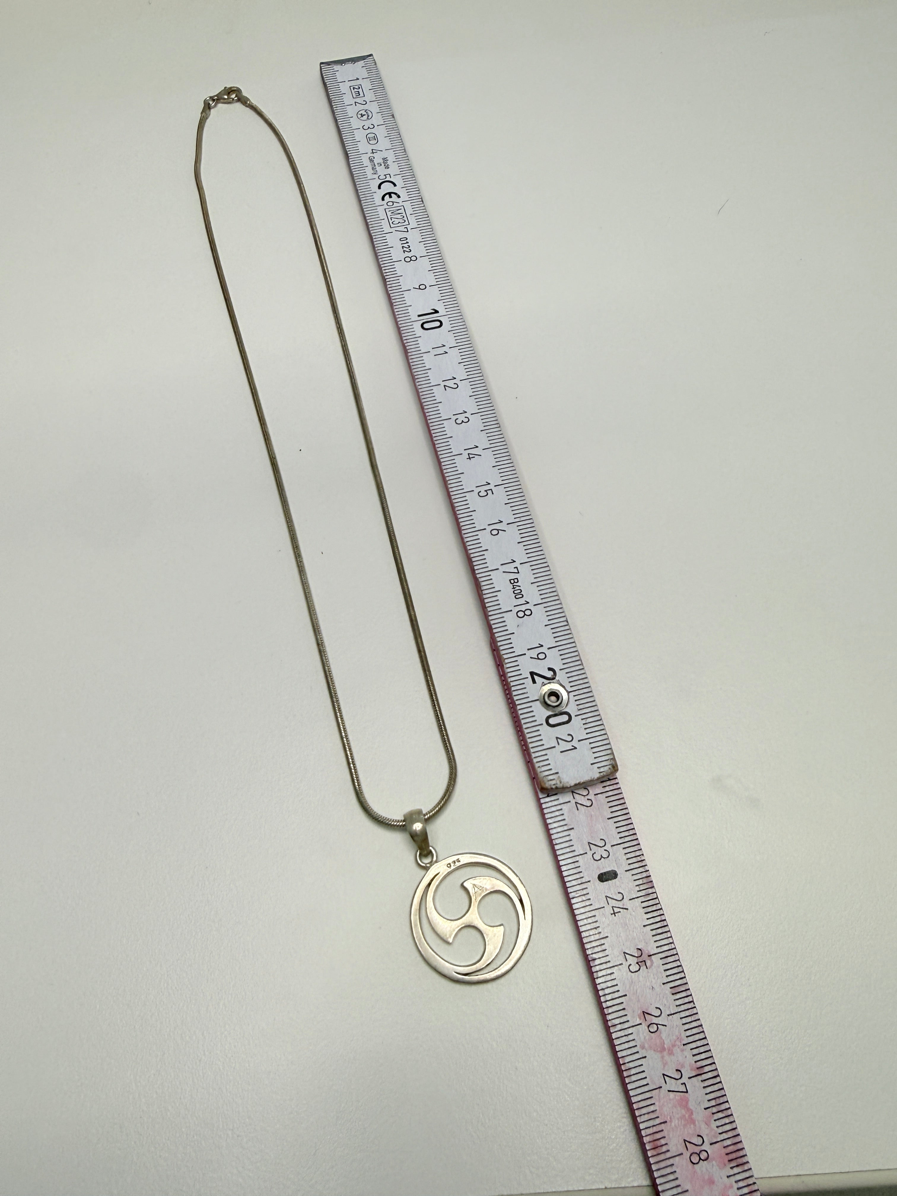 Vintage 925 Silber Triskele Anhänger mit Schlangenkette