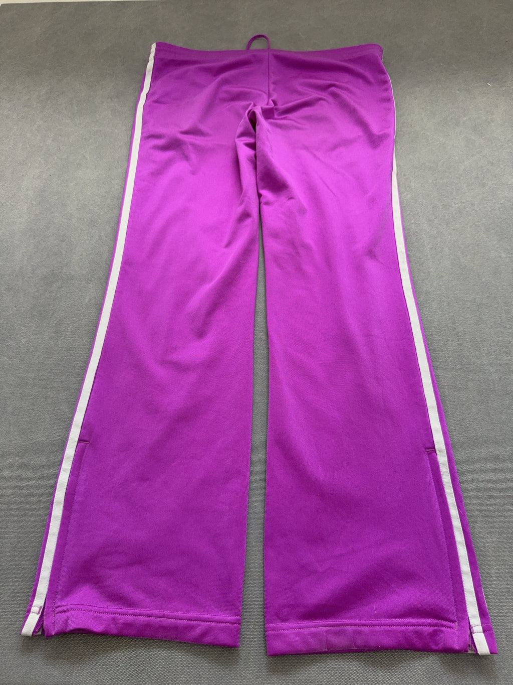 Vintage Adidas Trackpants für Damen. Y2K Second Hand 2000s Fashion 