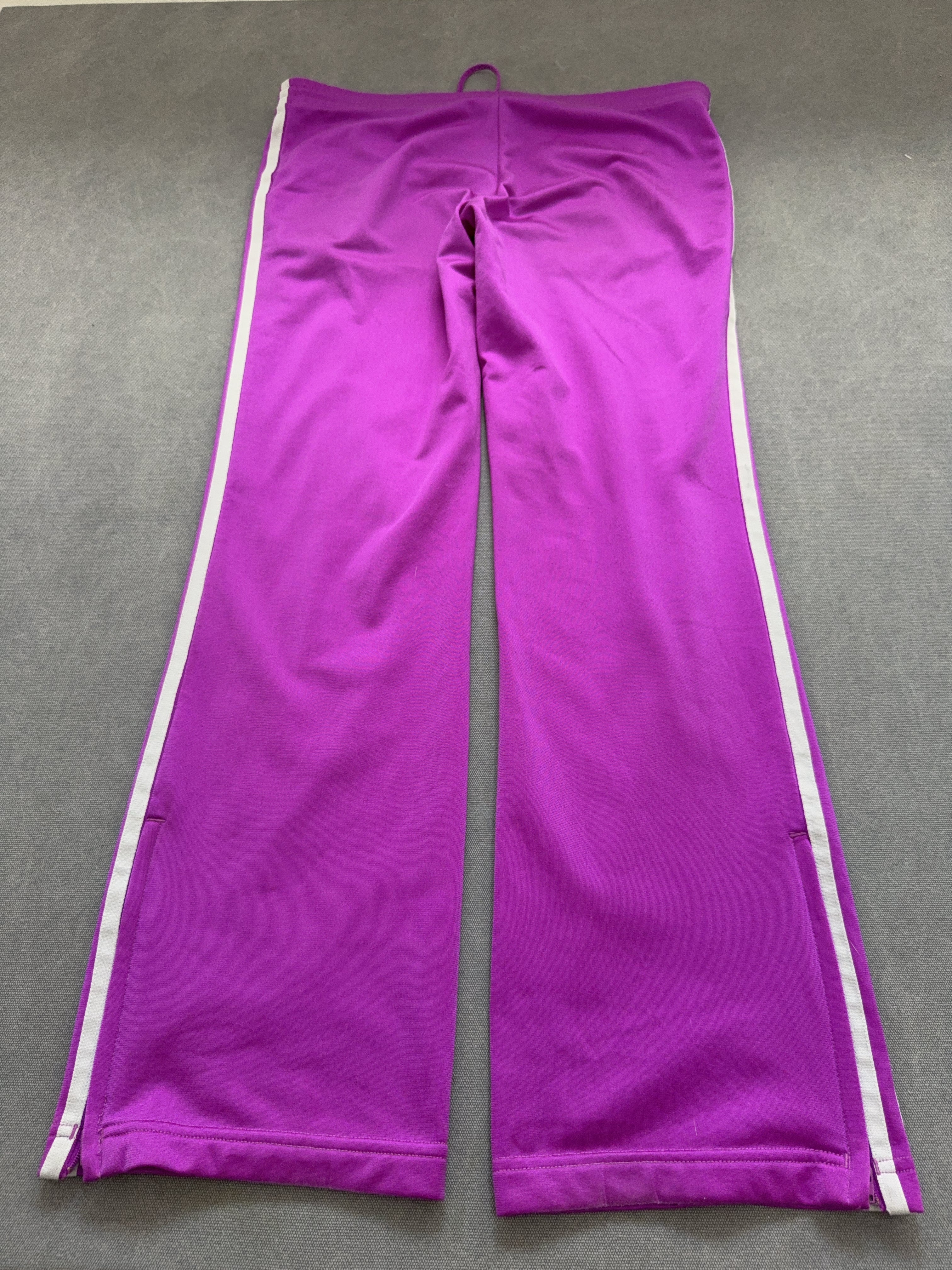 Vintage Adidas Trackpants für Damen. Y2K Second Hand 2000s Fashion 