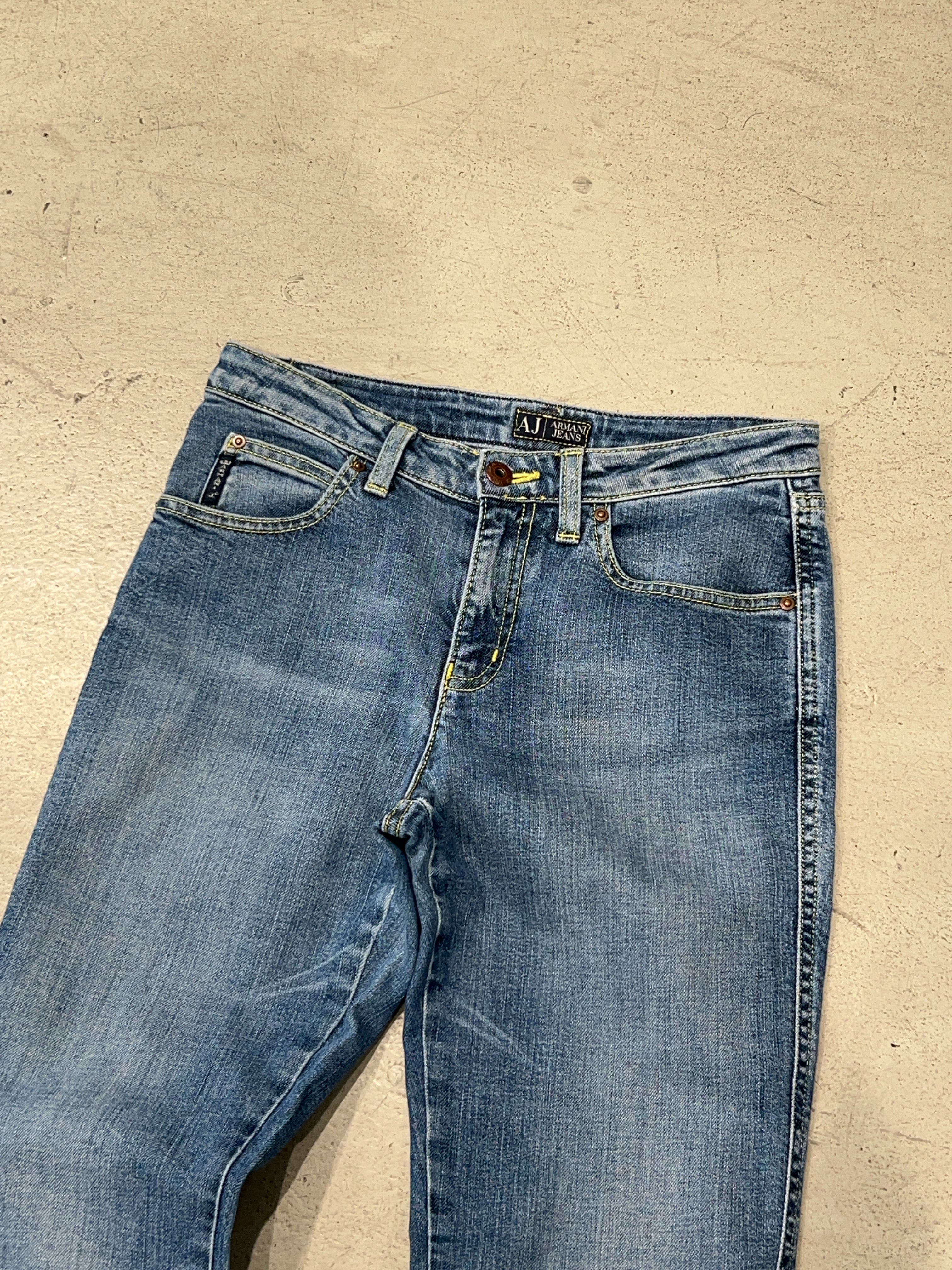 Vintage Armani Jeans Bootcut Jeans für Damen. Y2K Second Hand 2000s Fashion.