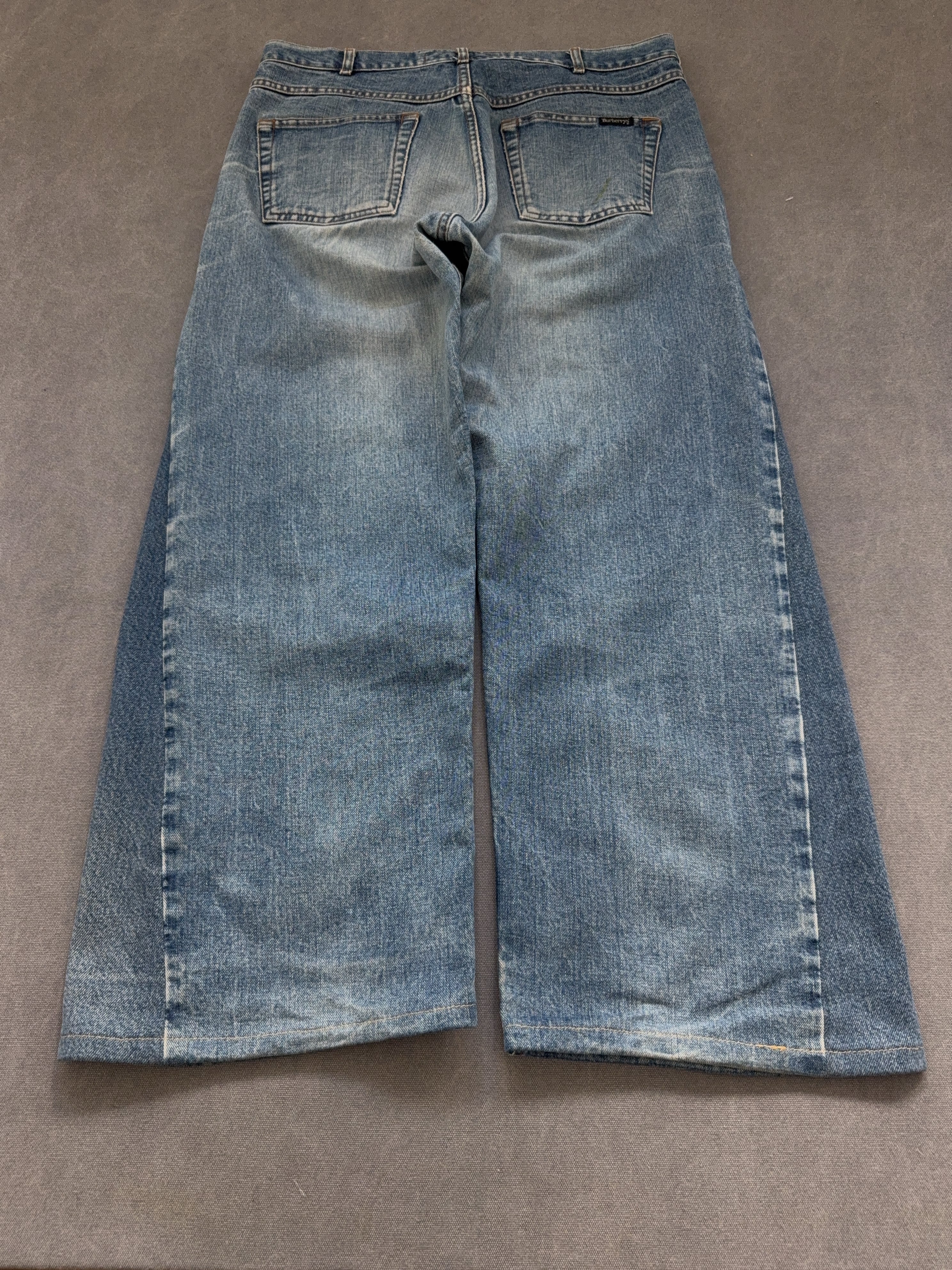 Vintage Burberrys Flared Jeans für Herren. Y2K Second Hand 2000s Fashion 