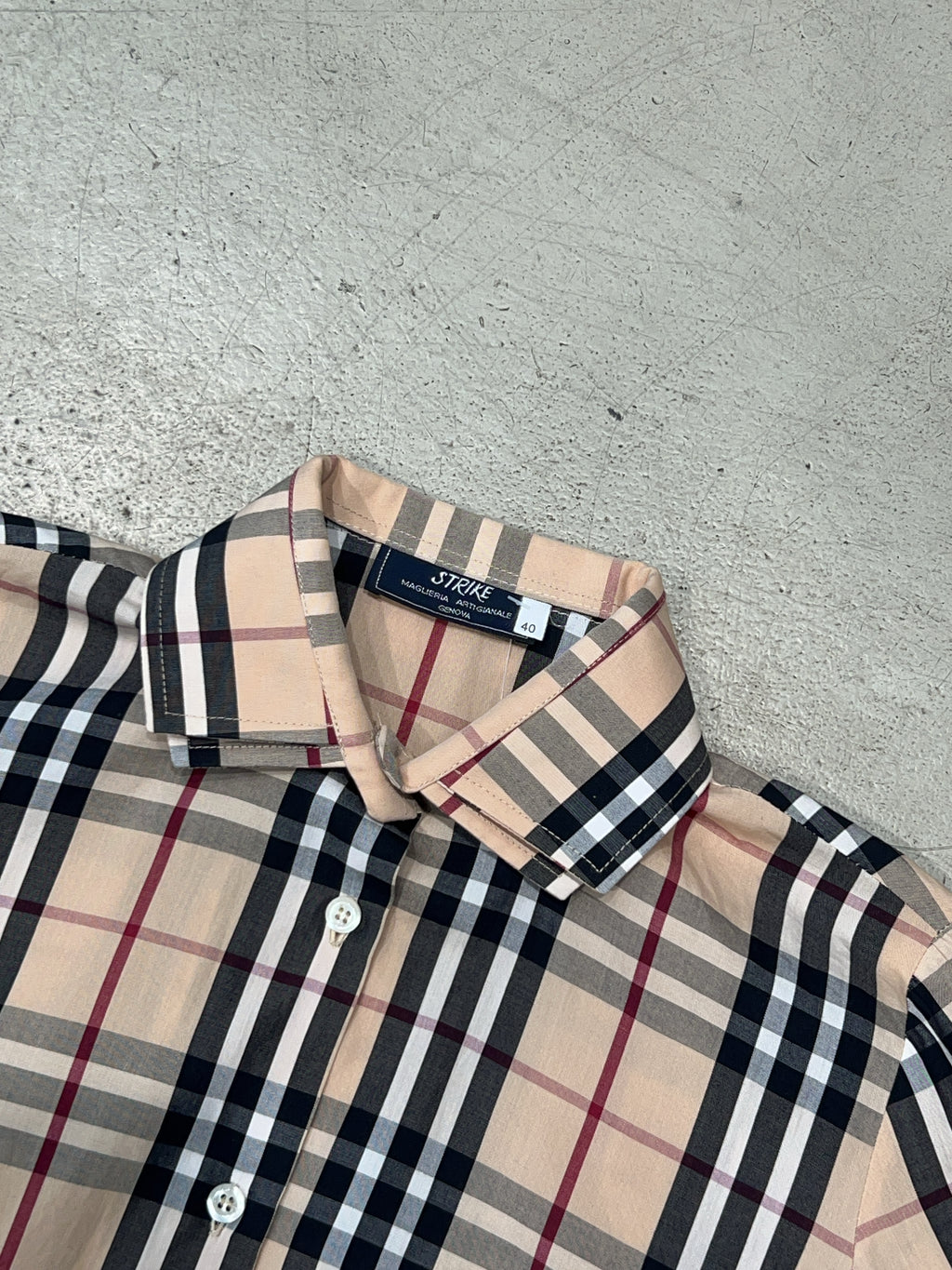Vintage Brown Shirt für Damen. Y2K Second Hand 2000s Fashion.