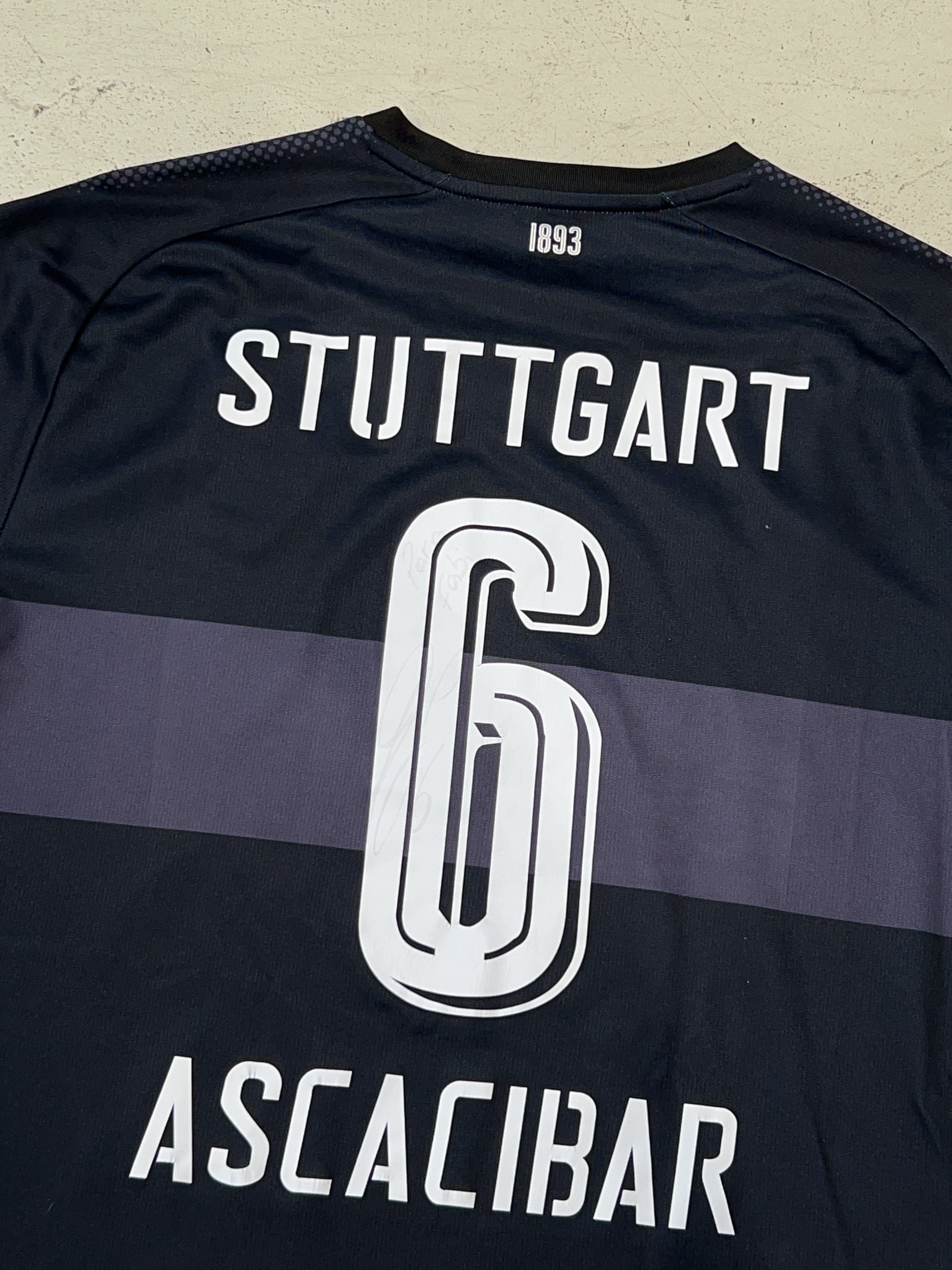 Vintage Puma VfB Trikot für Herren. Y2K Second Hand 2000s Fashion.
