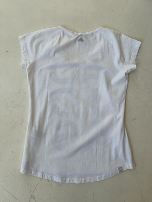 Vintage Adidas Grapic T-Shirt für Damen. Y2k Second Hand 2000s Fashion.