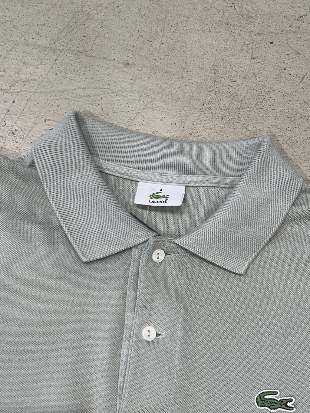 Vintage Lacoste Poloshirt für Herren. Y2K Second Hand 2000s Fashion.