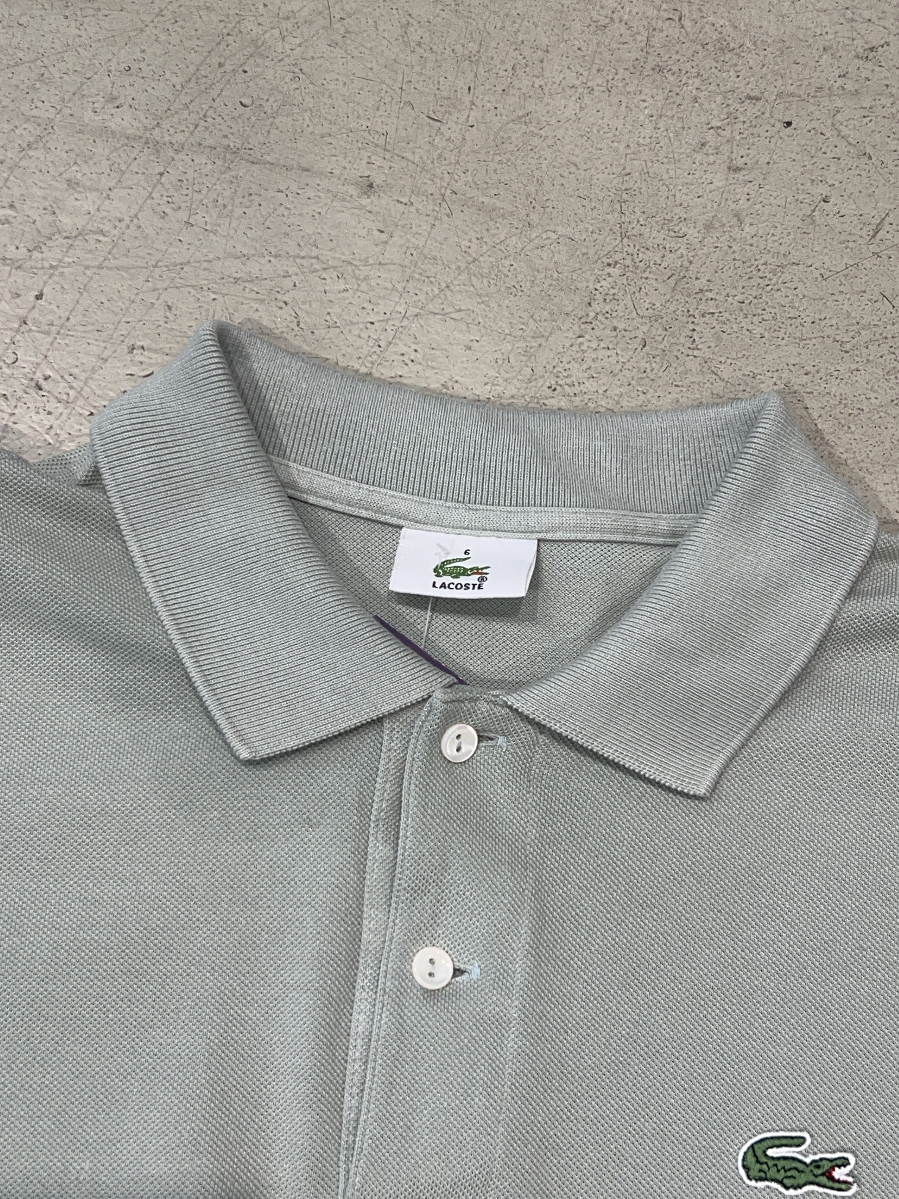 Vintage Lacoste Poloshirt für Herren. Y2K Second Hand 2000s Fashion.
