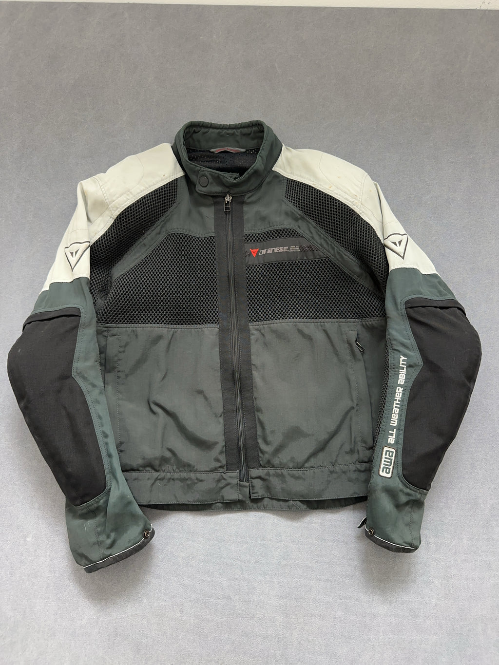 Vintage Dainese Jacke für Herren. Y2K Second Hand 2000s Fashion