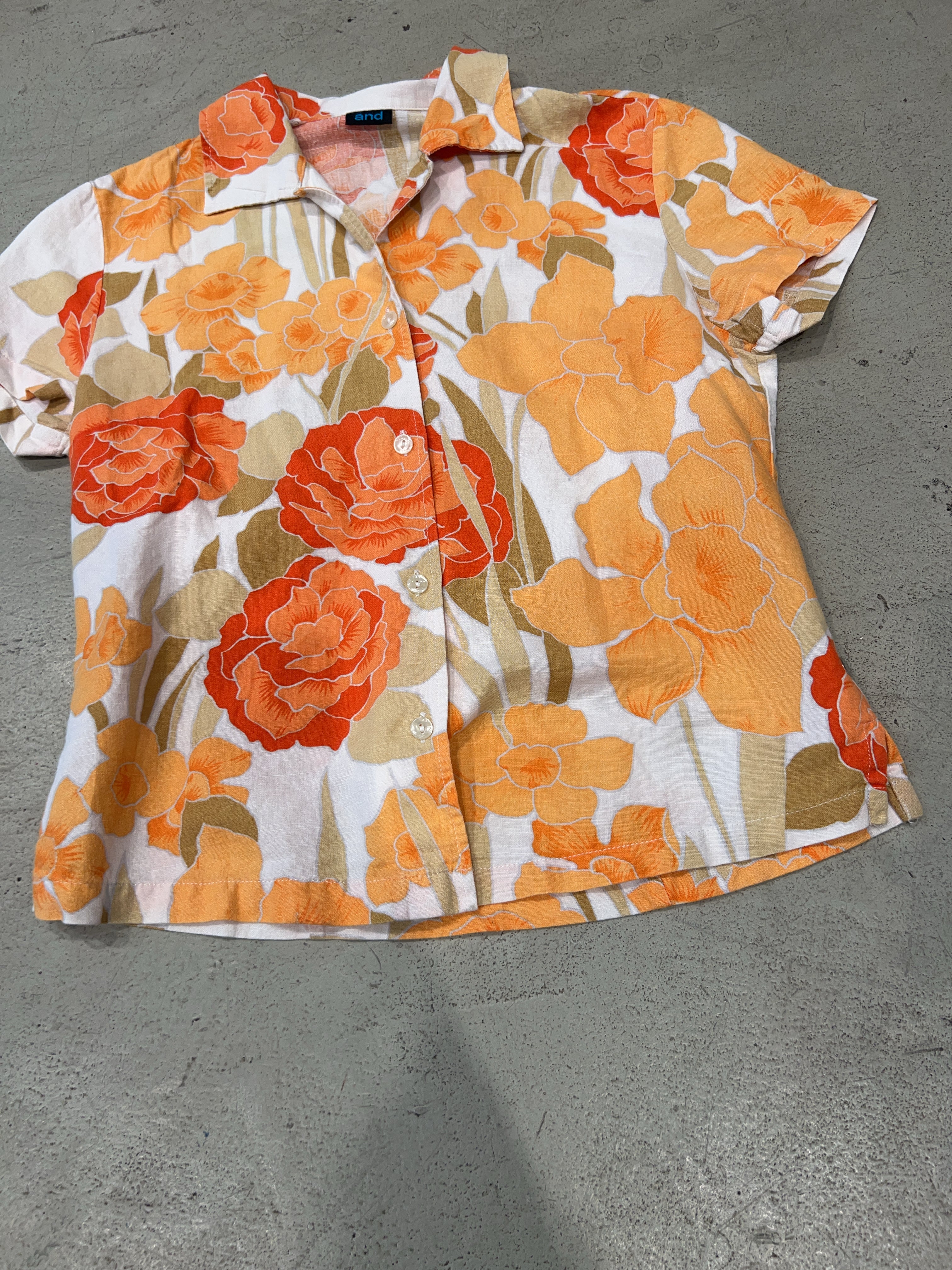 Vintage Flower Shirt für Damen. Y2K Second Hand 2000s Fashion.
