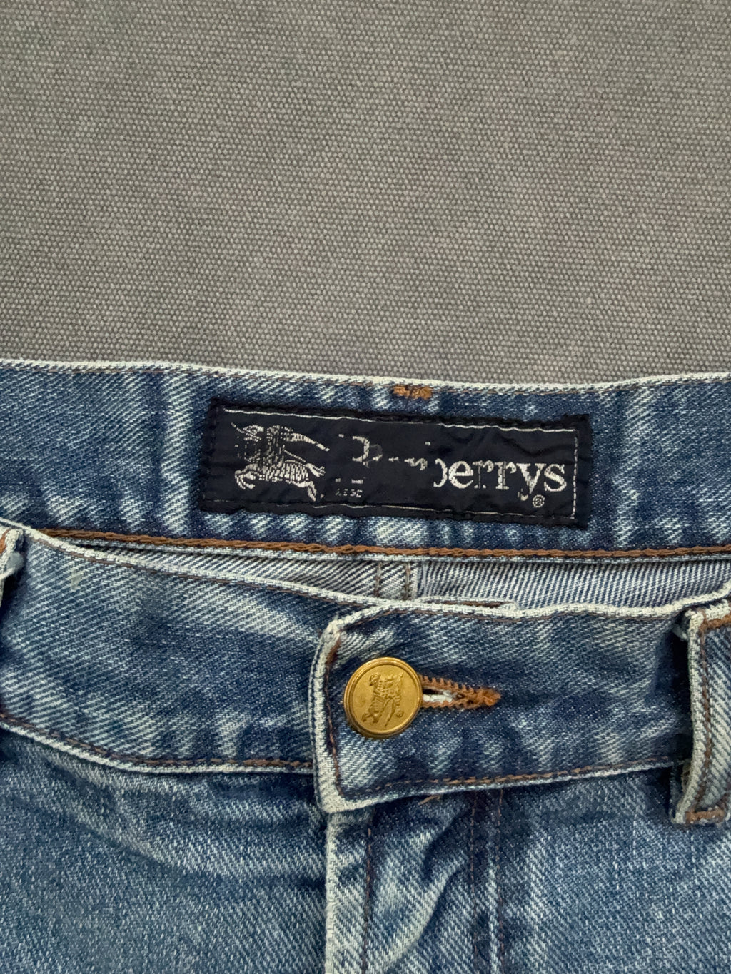 Vintage Burberrys Flared Jeans für Herren. Y2K Second Hand 2000s Fashion 