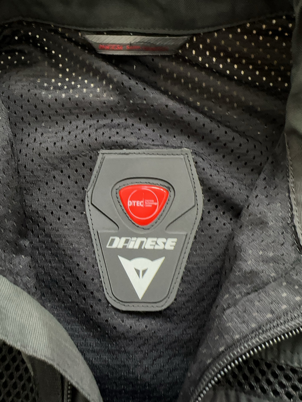 Vintage Dainese Jacke für Herren. Y2K Second Hand 2000s Fashion