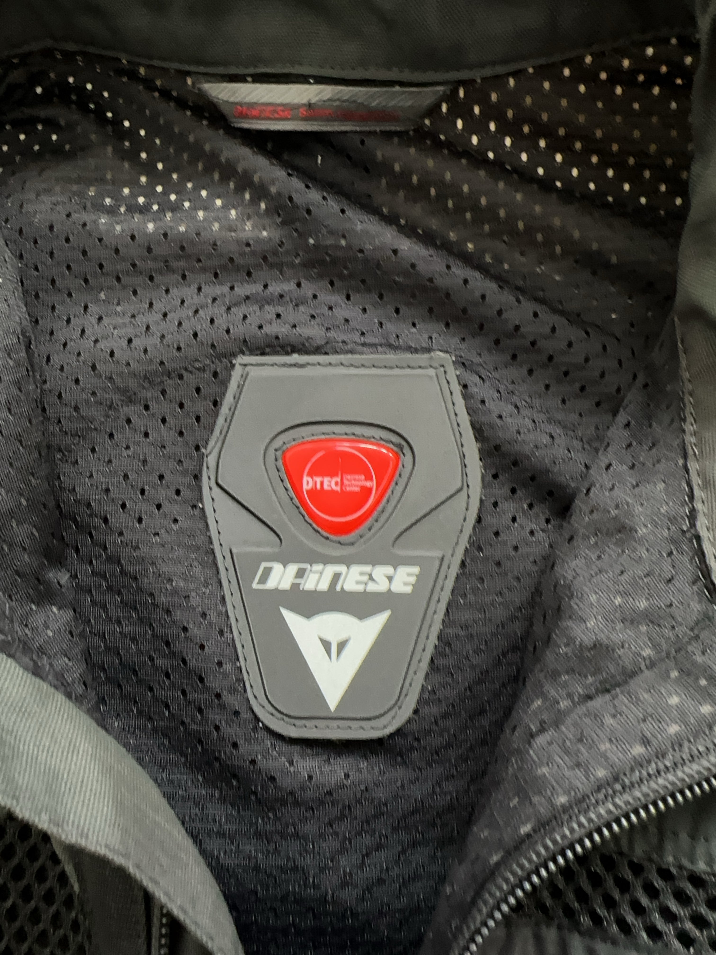 Vintage Dainese Jacke für Herren. Y2K Second Hand 2000s Fashion