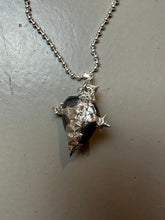 Laden Sie das Bild in den Galerie-Viewer, Detailbild von Xullery Hematite Necklace vor einem grauen Hintergrund.