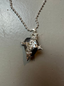 Detailbild von Xullery Hematite Necklace vor einem grauen Hintergrund.