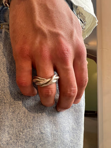 Tragebild von ringsbyclausen ring „Twisted“ vom Ringfinger 