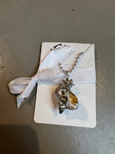 Laden Sie das Bild in den Galerie-Viewer, Produktbild von Xullery Dragon Egg 2 Necklace vor einem grauen Hintergrund.
