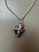 Laden Sie das Bild in den Galerie-Viewer, Detailbild von Xullery Hematite Necklace vor einem grauen Hintergrund.
