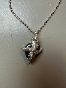Detailbild von Xullery Hematite Necklace vor einem grauen Hintergrund.