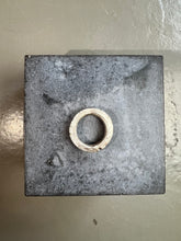 Laden Sie das Bild in den Galerie-Viewer, Produktbild von oben von Tragebild vom Ringfinger von Ringsbyclausen Ring „Krater 3“ vor grauer Wand auf Beton Boden 