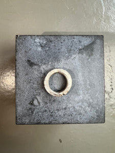 Produktbild von oben von Tragebild vom Ringfinger von Ringsbyclausen Ring „Krater 3“ vor grauer Wand auf Beton Boden 