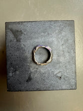 Laden Sie das Bild in den Galerie-Viewer, Ringsbyclausen Ring „Handgeformt“ Produktbild von Unterseite auf Beton Boden