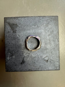 Ringsbyclausen Ring „Handgeformt“ Produktbild von Unterseite auf Beton Boden