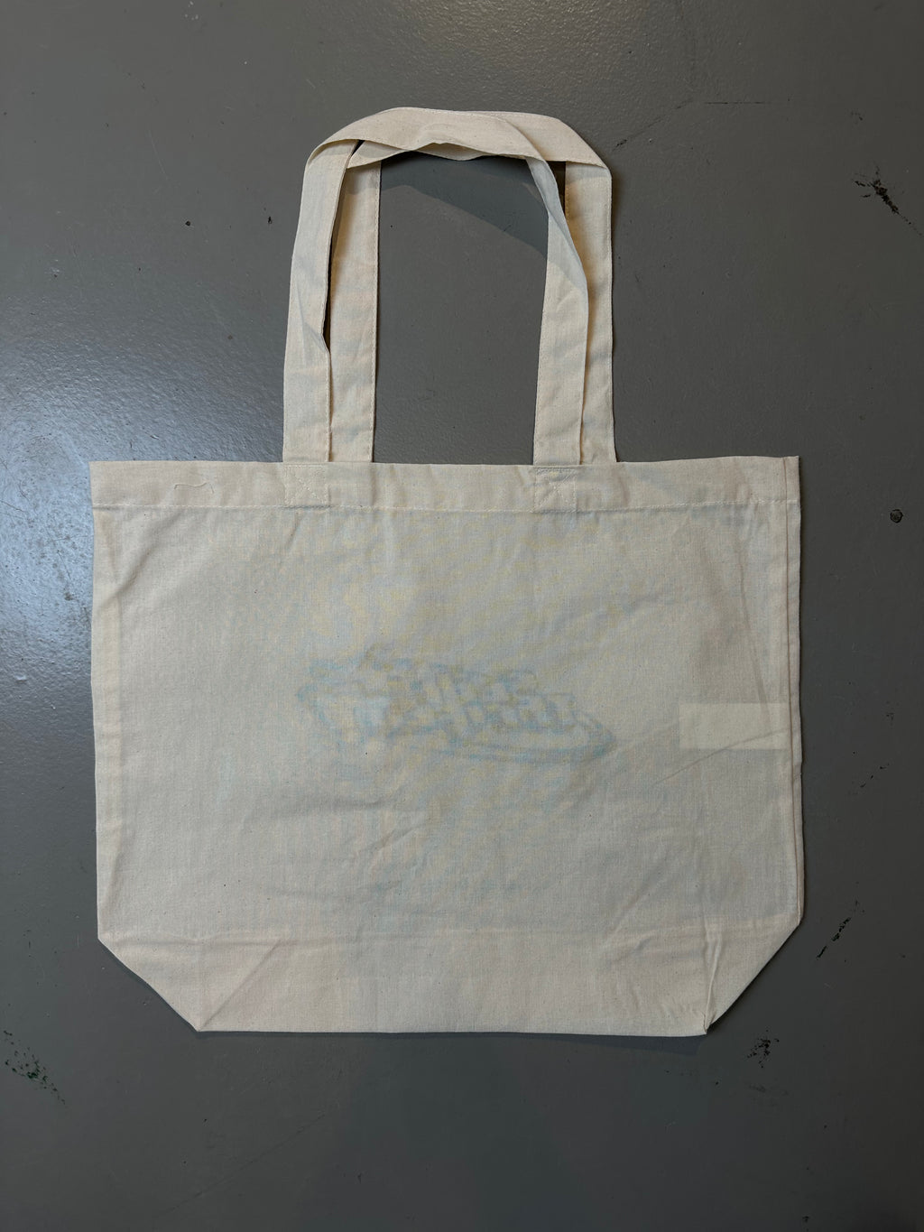 Produktbild von Still Thrifting Jute Bag auf grauem Boden.