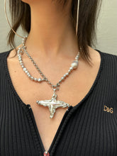 Laden Sie das Bild in den Galerie-Viewer, Tragebild von Xullery Cross Grey Pearl Necklace vor grauer Wand.