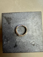 Laden Sie das Bild in den Galerie-Viewer, Ringsbyclausen Ring „Handgeformt“ Produktbild von oben auf Beton Boden