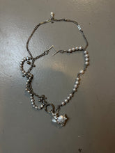 Laden Sie das Bild in den Galerie-Viewer, Xullery Grey Pearl Necklace DNA Produktbild auf grauem Boden 