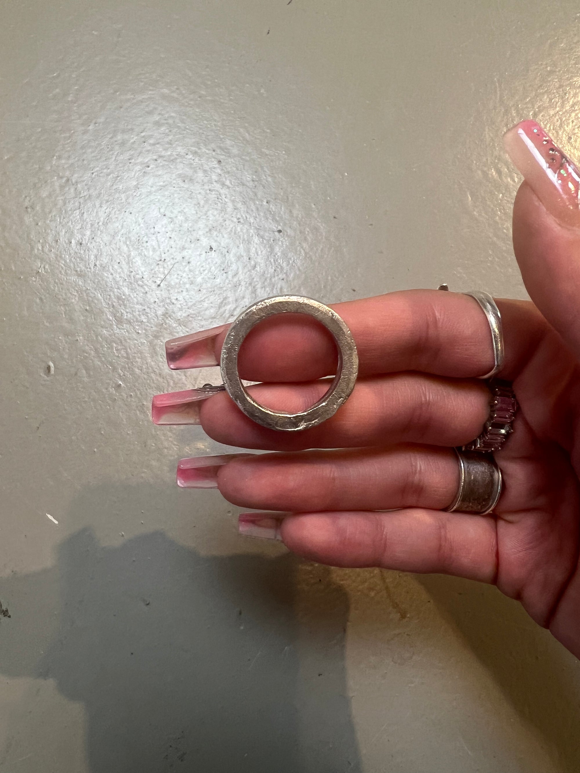 Produktbild von ringsbyclausen Ring „Kantig 2“ vor grauem boden