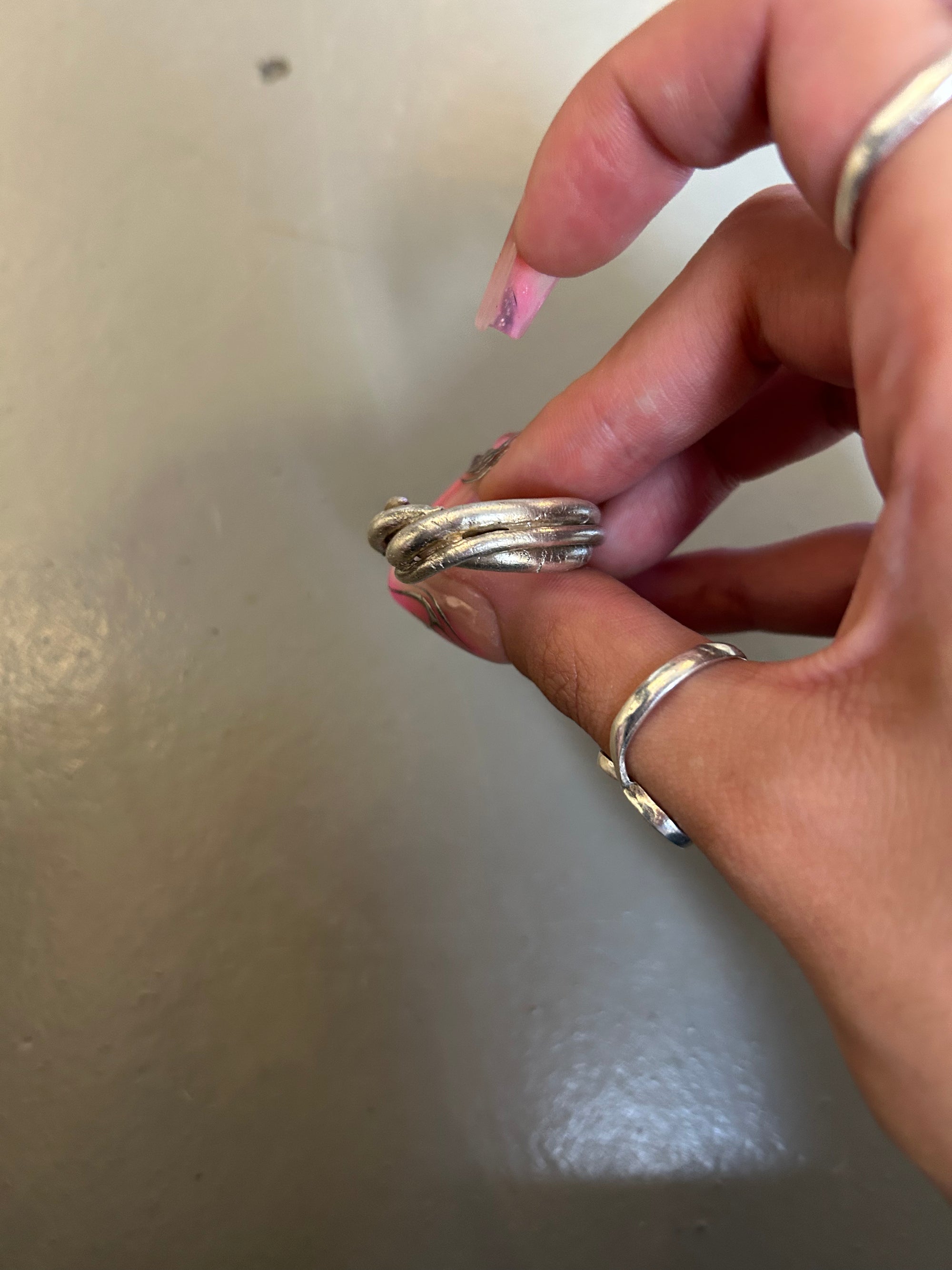 Produktbild von ringsbyclausen ring „Twisted“ auf grauem boden 