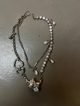 Laden Sie das Bild in den Galerie-Viewer, Produktbild von vorne von Xullery Grey Pearl Necklace vor einem grauen Hintergrund