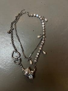Produktbild von vorne von Xullery Grey Pearl Necklace vor einem grauen Hintergrund