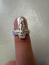 Laden Sie das Bild in den Galerie-Viewer, Tragebild Ringsbyclausen Ring Cross auf fingerspitze