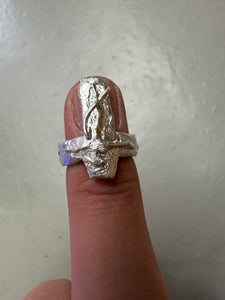 Tragebild Ringsbyclausen Ring Cross auf fingerspitze