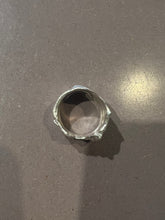 Laden Sie das Bild in den Galerie-Viewer, Produktbild von oben von Ringsbyclausen Ring tattered 
