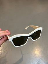 Laden Sie das Bild in den Galerie-Viewer, Produktbild von einer Bottega Veneta Sonnenbrille mit beigen Gehäuse vor einem grauen Hintergrund. 