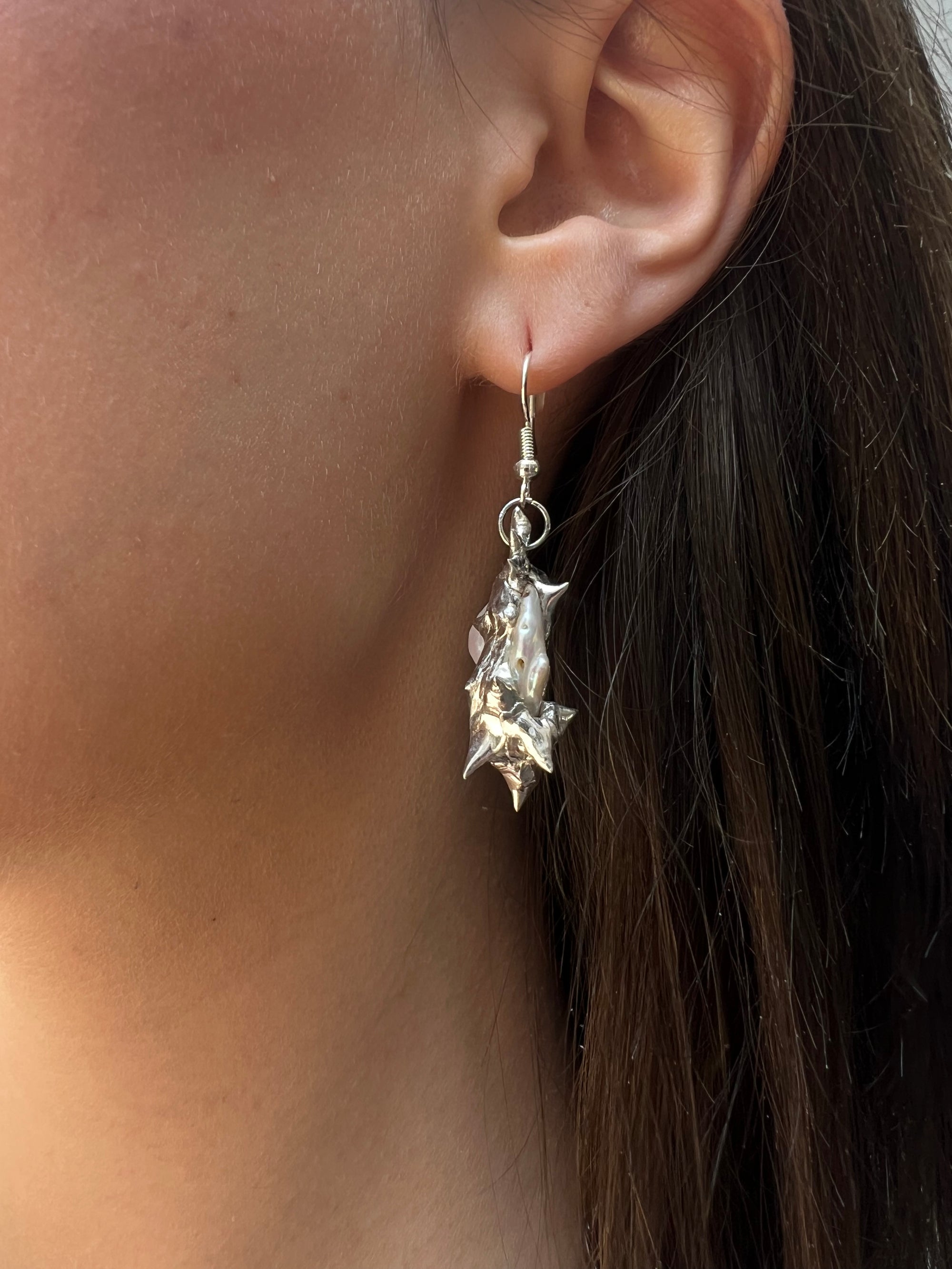 Tragebild von Xullery Metal Silver Earrings.